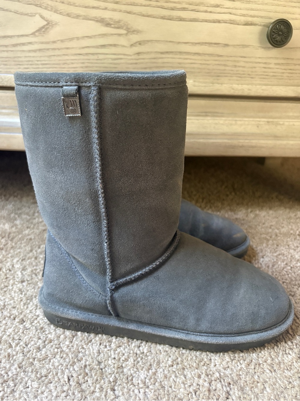 BEARPAW Elle Short Suede Shearling Boots Charcoal Grey Size 8 Winter Cozy Casual